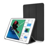 Juodas dėklas Apple Ipad 9.7 2017 2018 Tech-Protect SmartCase atidarytas ir laikantis planšetę vertikaliai
