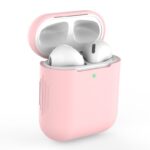 Rausvas dėklas Apple Airpods Tech-Protect Icon su atidarytu dangteliu ir baltomis ausinėmis viduje