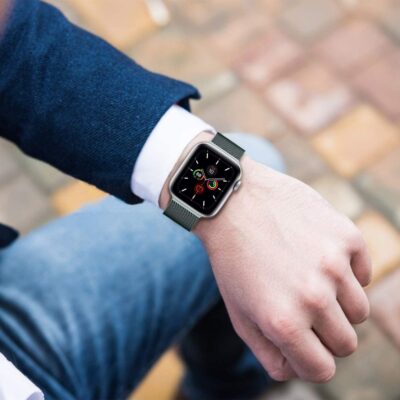 Juoda metalinė apyrankė Apple Watch su tinklelio raštu ant vyro riešo