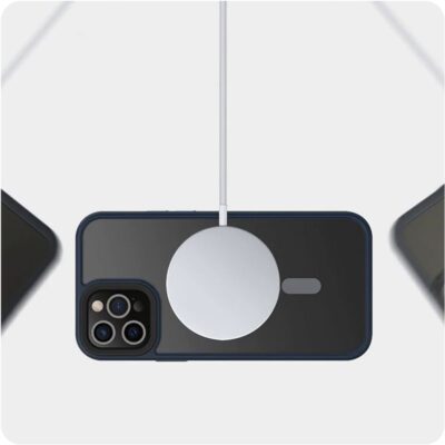 Juodas matinis dėklas Apple Iphone 13 Pro Tech-Protect Magmat ant stalo su krovikliu