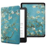 Sakurų dėklas Kindle 11 2022 Tech-Protect Smartcase su mėlynu fonu ir baltais žydinčiais sakurų šakų motyvais