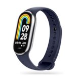 Mėlyna apyrankė Xiaomi Smart Band 8 su matomu laikrodžio ekranu ir reguliuojamu dirželiu