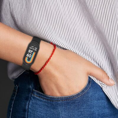 Juoda Xiaomi Smart Band 8 apyrankė su spalvotu ekranu ant rankos