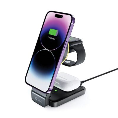 Juodas belaidis pakrovėjas TECH-PROTECT QI15W-A28 3IN1 MAGNETIC MAGSAFE su pritvirtintu telefonu ir įkroviančiomis ausinėmis