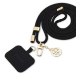 Juodas-auksinis telefono dirželis Guess Crossbody Strap Cord 4G Charm su auksinėmis detalėmis ir ženkliuku