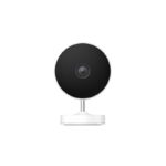 Kamera Xiaomi Outdoor Camera AW200 su juodu apskritu objektyvu ir baltu stovu