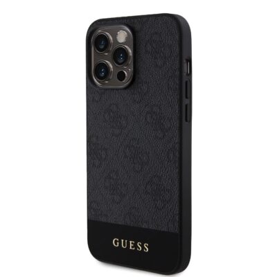 Juodas originalus dėklas Guess PU 4G Stripe MagSafe telefonui Apple iPhone 15 Pro su tekstūru ir auksiniu logotipu.