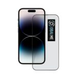 Juodas apsauginis ekrano stikliukas Apple iPhone 14 Pro su OBAL ME logotipu matomas prie telefono ekrano