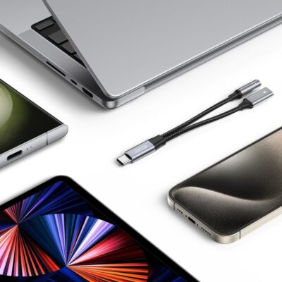 Juodas adapteris TECH-PROTECT ULTRABOOST CABLE ADAPTER PD60W 6A TYPE-C TO MINI JACK 3.5MM & TYPE-C ant balto stalo šalia įrenginių