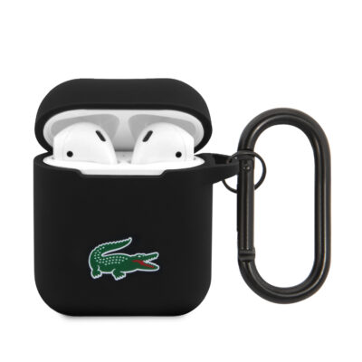 Juodas dėklas AirPods 1 / 2 Lacoste Liquid Silicone Croc Logo su baltomis ausinėmis ir metaliniu karabinu