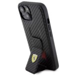 Juodas dėklas Ferrari Carbon Grip Stand telefonui Apple iPhone 15 su anglies pluošto raštu ir stoveliu