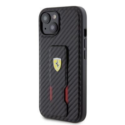 Juodas dėklas Ferrari Carbon Grip Stand telefonui Apple iPhone 15 su anglies pluošto tekstūra ir geltonu Ferrari logotipu.