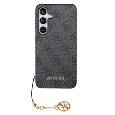 Pilkas originalus dėklas Guess 4G Charms telefonui Samsung Galaxy S24 su raštu ir auksiniu pakabuku