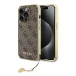 Rudas originalus dėklas Guess 4G Charms telefonui Apple iPhone 15 Pro su raštuotu paviršiumi ir pakabuku