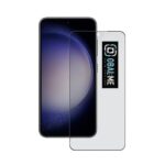 Juodas apsauginis ekrano stikliukas Samsung Galaxy S23 su OBAL:ME prekės ženklu matomas fone, šalia telefono.