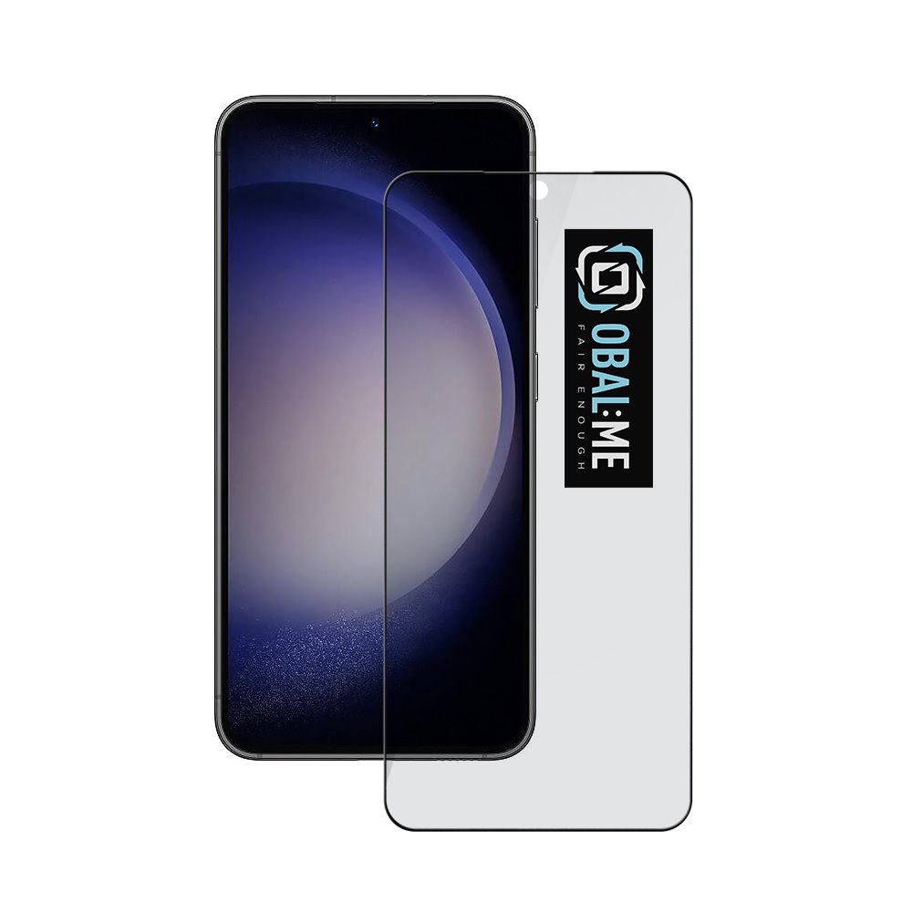 Juodas apsauginis ekrano stikliukas Samsung Galaxy S23 OBALME Privacy 5D Glass Screen Protector Juodas apsauginis ekrano stikliukas Samsung Galaxy S23 su OBAL:ME prekės ženklu matomas fone, šalia telefono.