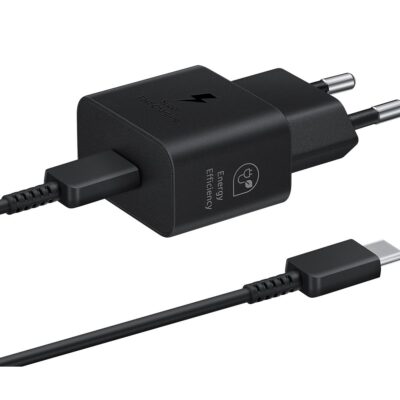 Juodas Samsung USB-C 25W buitinis pakrovėjas su energijos efektyvumo simboliu ir USB-C laidu