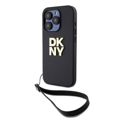Juodas dėklas DKNY PU Leather Stack Logo Wrist Strap telefonui Apple iPhone 15 Pro Max su auksiniu logotipu ir riešo dirželiu