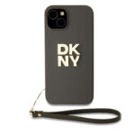Žalias dėklas DKNY PU Leather Stack Logo Wrist Strap telefonui Apple iPhone 14 su auksiniu logotipu ir riešo dirželiu
