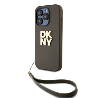 Zalias dekla DKNY PU Leather Stack Logo Wrist Strap telefonui Apple iPhone 15 Pro rusvas su auksiniais DKNY raidemis