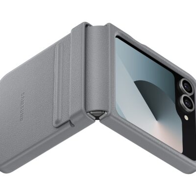 Pilkas originalus dėklas EF-VF741PJE KindSuit Cover telefonui Samsung Galaxy Z Flip 6 atvertas.