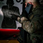 sviesiai pilkas deklas apple iphone 16 pro tactical magforce hyperstealth laikomas kareivio rankoje