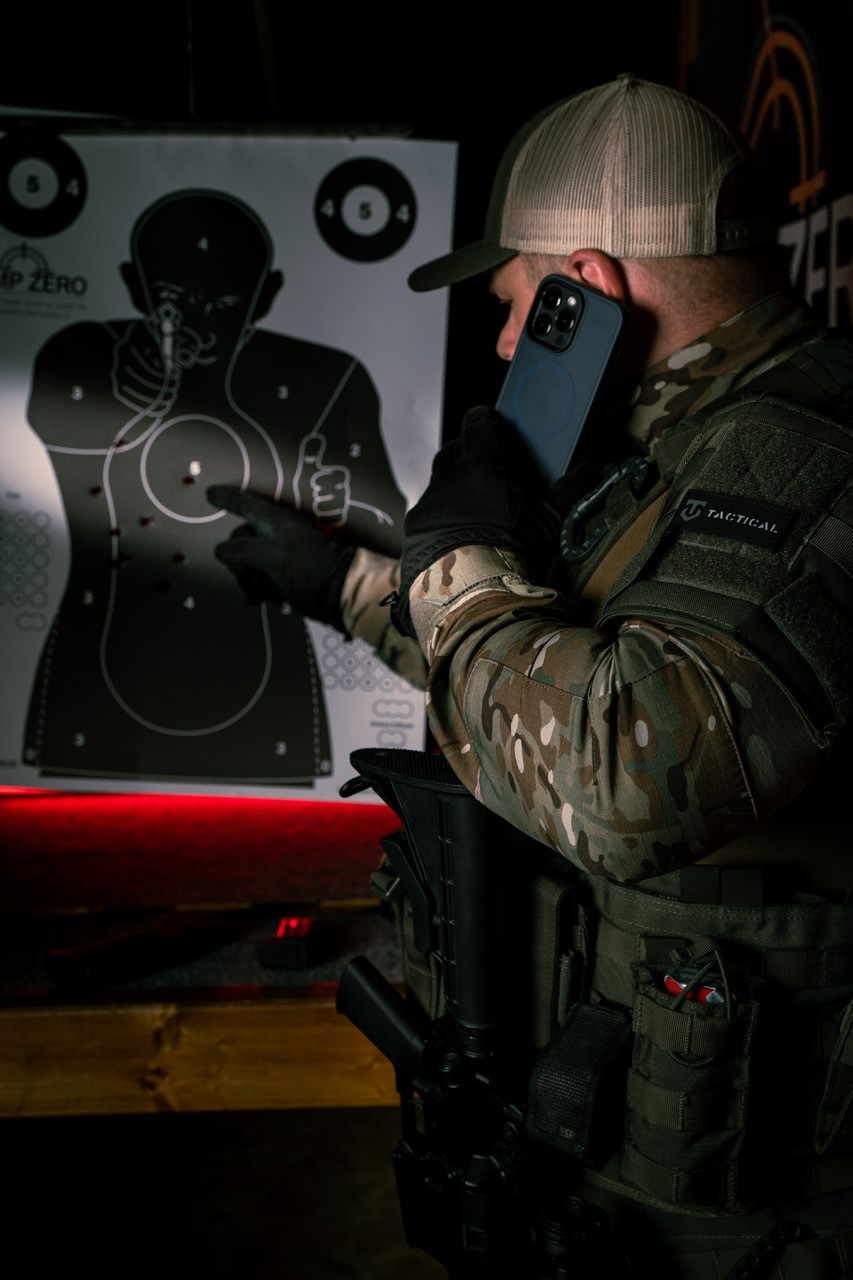Sviesiai pilkas deklas Apple Iphone 16 Pro Tactical MagForce Hyperstealth sviesiai pilkas deklas apple iphone 16 pro tactical magforce hyperstealth laikomas kareivio rankoje
