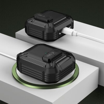 Juodas dėklas Apple Airpods 4 Tech-Protect Carbonox su anglies pluošto detalėmis ir įkrovimo jungtimi