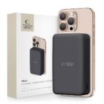 Juoda išorinė baterija TECH-PROTECT PB12 LIFEMAG MAGSAFE POWER BANK 20000MAH prisegta prie auksinio telefono