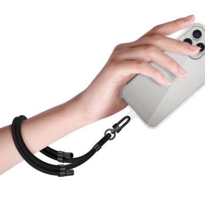 Juodas dirželis TECH-PROTECT C4S ROPE WRIST STRAP ant riešo, pritvirtintas prie išmaniojo telefono