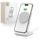 Baltas belaidis pakrovėjas TECH-PROTECT QI15W-A38 su magnetiniu stoveliu ant balto fono