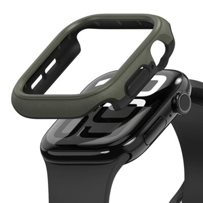 Tamsiai žalias dėklas Apple Watch 10 46mm, rodantis apsauginį rėmelį virš juodo laikrodžio