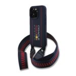 Mėlynas dėklas Apple Iphone 16 Pro su vertikaliu Red Bull logotipu ir MagSafe dirželiu