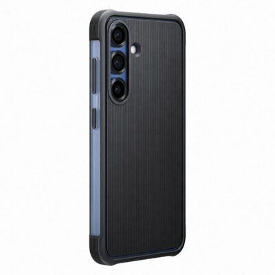 Juodas originalus dėklas Samsung Galaxy S25 Rugged Cover EF-RS931CBE matomas iš nugarėlės pusės su aiškiai matomu trimis kameromis ir tekstūruota paviršiaus dalimi