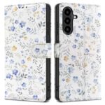 Gėlių atverčiamas dėklas Samsung Galaxy A56 5G Tech-Protect Wallet su mėlynais ir gelsvais žiedais ant baltos odos