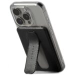 Juodas magnetinis korteliu laikiklis Ringke Wallet Slide Grip MagSafe prisegtas prie ismaniojo telefono.