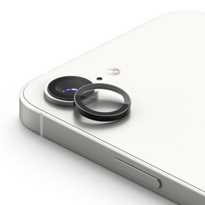 Juodas apsauginis kameros stikliukas Apple Iphone 16E ant balto telefono stiklo