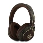 Rudos Guess PU 4G Metal Logo ENC bevieles ausines su tamsiai rudos spalvos odinemis ausinemis ir auksiniu metaliniu akcentu logotipu