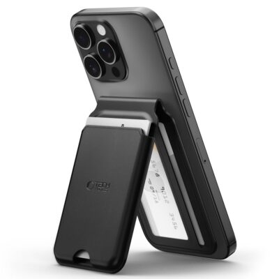 Juodas kortelių laikiklis TECH-PROTECT MAGWALLET STAND MAGSAFE UNIVERSAL MAGNETIC prisegtas prie juodo telefono