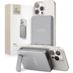 Pilka išorinė baterija TECH-PROTECT PB15 LIFEMAG MAGSAFE POWER BANK 10000MAH prijungta prie telefono