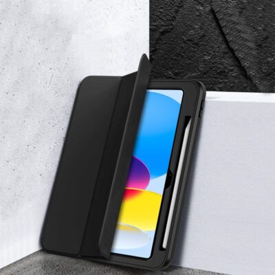 Juodas dėklas Apple Ipad 10.9 su atidarytu dangteliu ir laikikliu pieštukui