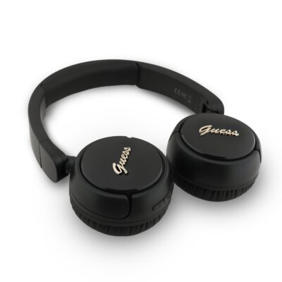Juodos belaidės ausinės Guess Script Metal Logo Wireless Headphone su metaliniu Guess logotipu ant ausinių kaušelių