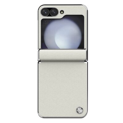 Baltas dėklas Nillkin CamShield Flip telefonui Samsung Galaxy Z Flip 6 arba 7 FE su tekstūruota paviršiaus oda ir metalinėmis detalėmis