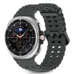 Juoda apyrankė Samsung Galaxy Watch 8 su perforuotu silikono dirželiu ir sidabriniu laikrodžio korpusu