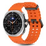 Oranžinė apyrankė Samsung Galaxy Watch 8 su skylėtu silikonu dirželiu ir juodomis sagtimis