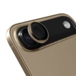 Auksinis apsauginis stiklas galinei kamerai Apple iPhone 17 Air matomas arti prie kameros objektyvo