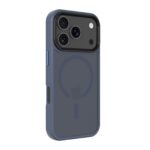 Tamsiai melynas deklas Apple Iphone 17 Pro Tactical MagForce Hyperstealth is vaizduojamas isguleje kampu su matomu trimismenzes kameros moduliu