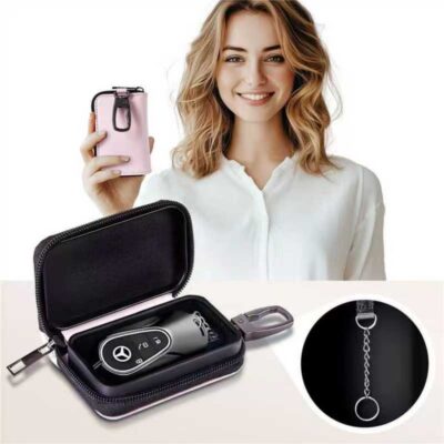 Rožinis dėklas signalo blokavimui TECH-PROTECT KLR300 POUCH KEYLESS RFID SIGNAL BLOCKER rankoje