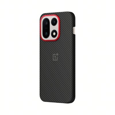 Juodas originalus dėklas OnePlus 15 5G Aramid Magnetic su raudona kamera aplinkoje