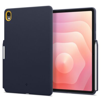 Tamsiai melynas deklas Galaxy Tab S11 su geltonu kameros apvadeliu ir baltu styluso laikikliu